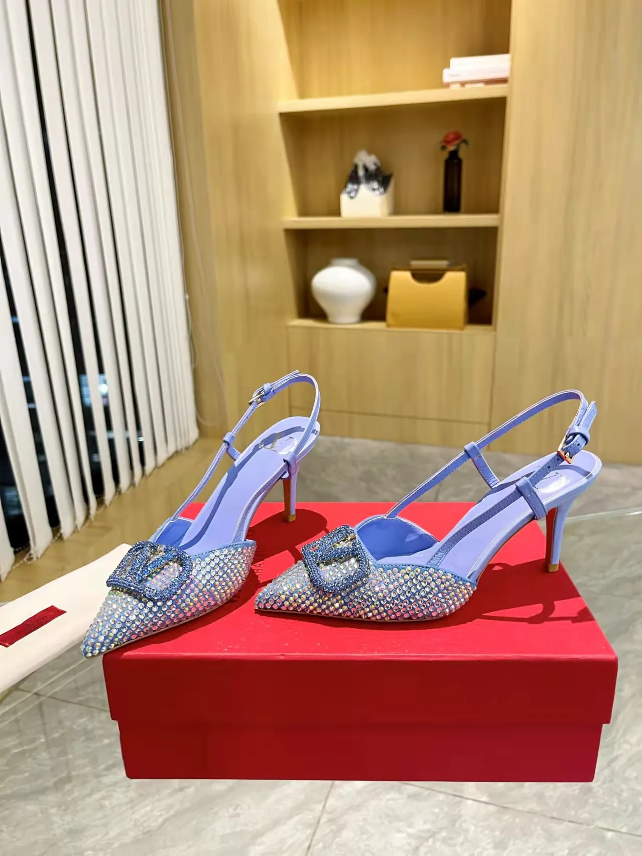 👟👟Ex-factory price 440👟👟 Genuine leather sole + 40 Kloesch diamond buckle Valentino.Valentino big v buckle single shoes ㊙️Latest series of counter genuine version with perfect details. Authentic products are made one to one. All details are consistent with genuine ones. The upper foot is very pedicure type. The key point is that it is very good and easy to control. It does not wear the feet and does not tire the feet. It is a walking artifact. The last shape is completely compared to the counter. The details are perfect. It is impossible to make such an exquisite product without the original version. Exclusive molded brass color. The highest version on the market. Fabric: imported sheepskin, lining and foot pads are all sheepskin. Color: 13 colors available. Sizes (34 to 42). Customized size 34 and 42. Non-returnable and non-exchangeable. Heel height: 7CM. Rubber sole. Genuine leather sole +40